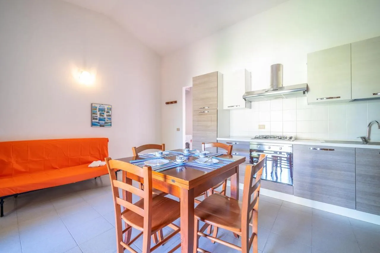 Iss Travel, Cottages Le Canne - Private Outdoor Area With Table And Chairs San Teodoro  Olaszország