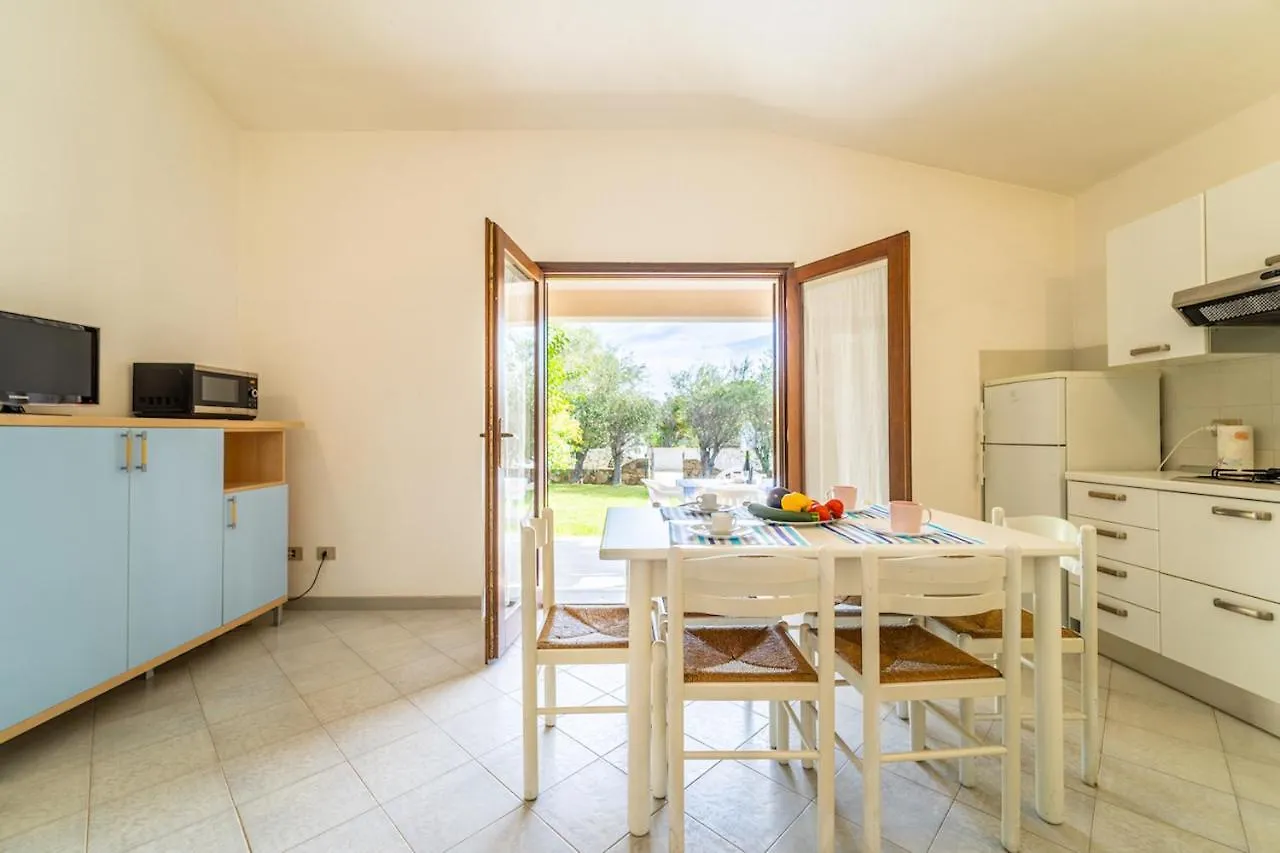 Iss Travel, Cottages Le Canne - Private Outdoor Area With Table And Chairs San Teodoro  0*,