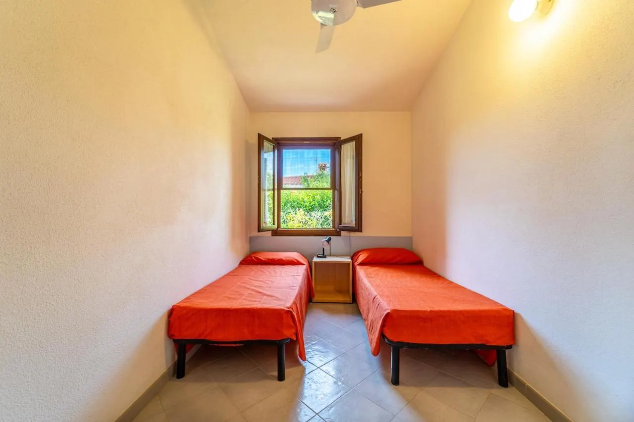 Iss Travel, Cottages Le Canne - Private Outdoor Area With Table And Chairs San Teodoro  Apartman