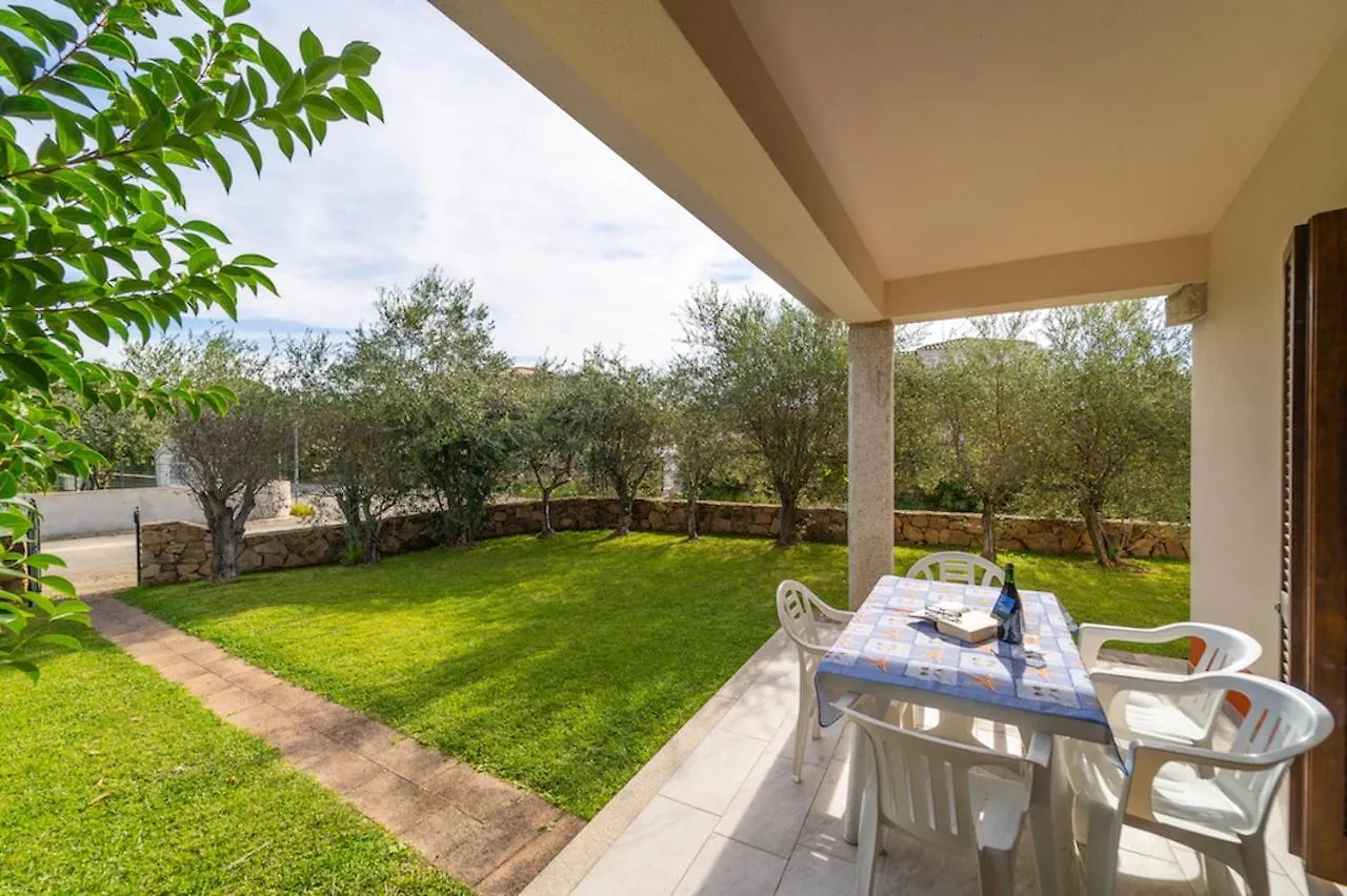 Apartman Iss Travel, Cottages Le Canne - Private Outdoor Area With Table And Chairs San Teodoro