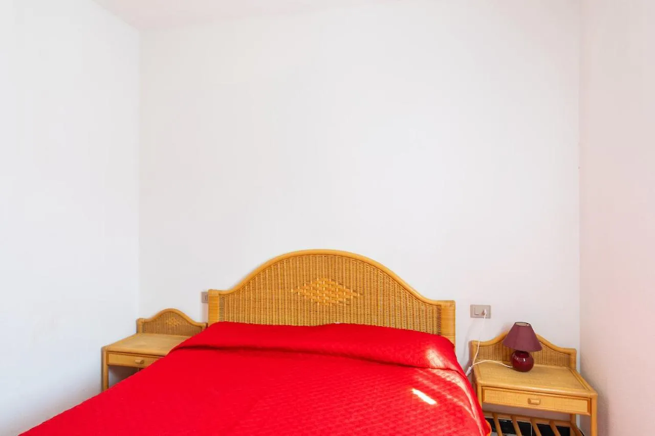 Iss Travel, Cottages Le Canne - Private Outdoor Area With Table And Chairs San Teodoro  Appartement