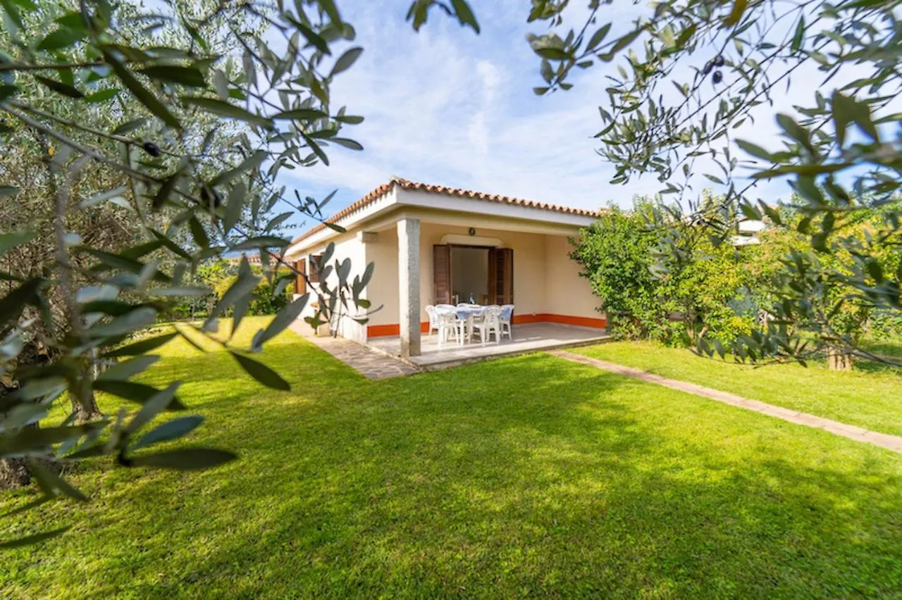 Apartman Iss Travel, Cottages Le Canne - Private Outdoor Area With Table And Chairs San Teodoro