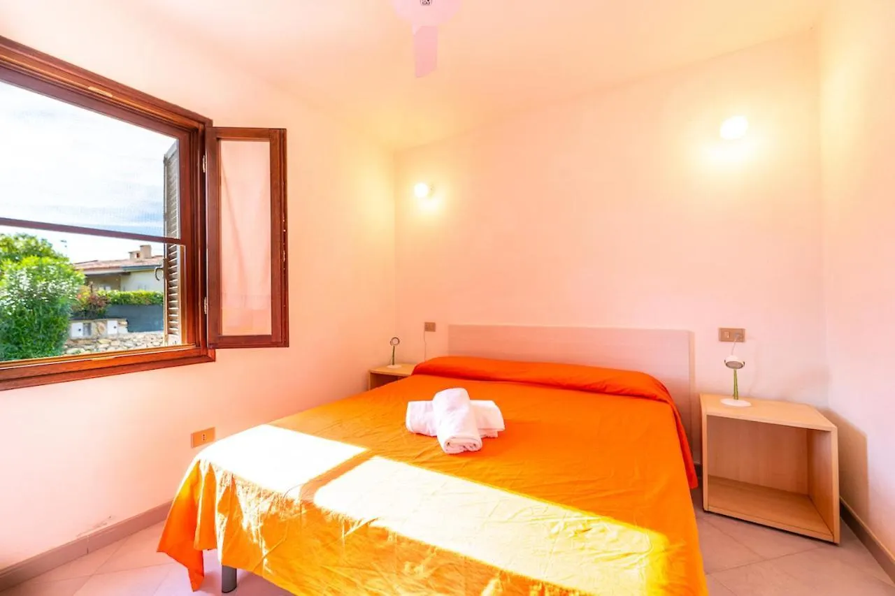 Iss Travel, Cottages Le Canne - Private Outdoor Area With Table And Chairs San Teodoro  Olaszország