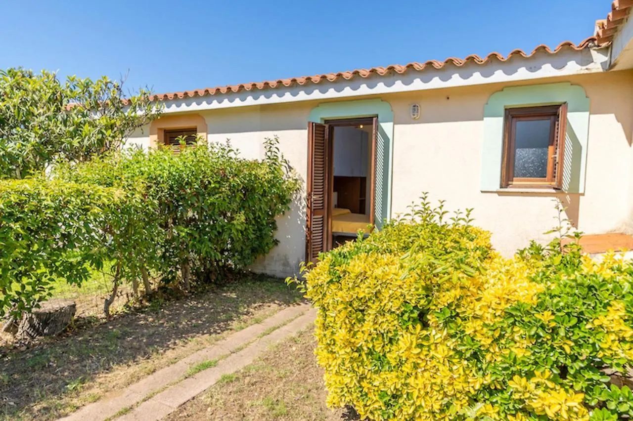 Iss Travel, Cottages Le Canne - Private Outdoor Area With Table And Chairs San Teodoro