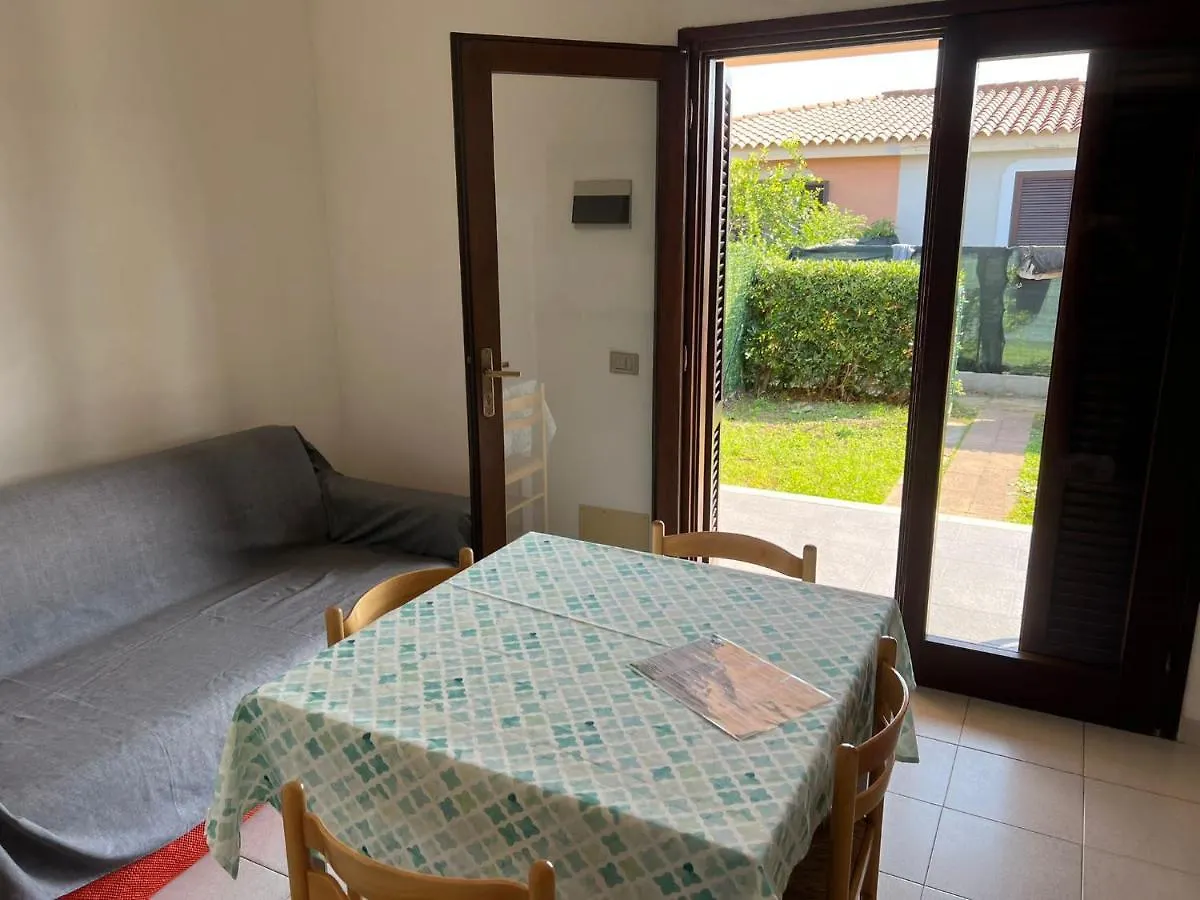 Apartman Iss Travel, Cottages Le Canne - Private Outdoor Area With Table And Chairs San Teodoro