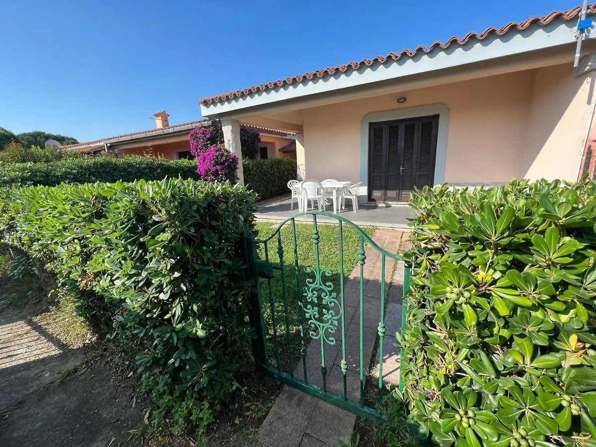 Iss Travel, Cottages Le Canne - Private Outdoor Area With Table And Chairs San Teodoro  Apartman